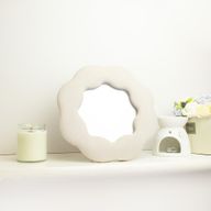 Mjukt vågig spegel - blomma - sten