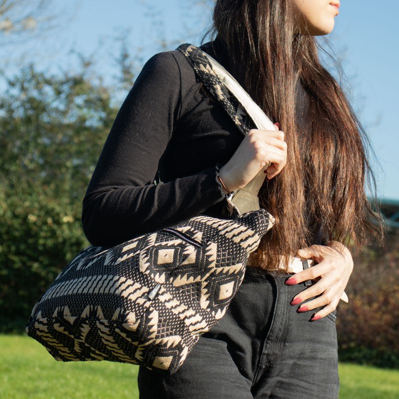 Nomad Sari Jacquard Naturväska – Desert Loom – Wander Muse Axelremsväska