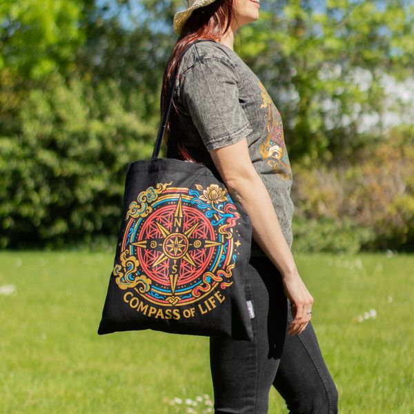 Ikonisk Klassisk Tygkasse - Compass of Life - Svart 6oz (40x36cm)