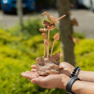 Handgjord Skulptur i Parasit-trä – Fågel & Bi På Svampar