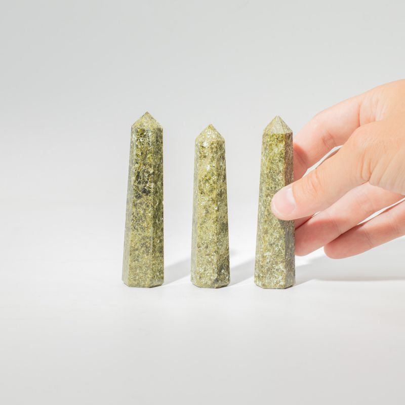Ädelsten sexsidiga obeliskspetsar cirka 11 cm - epidot