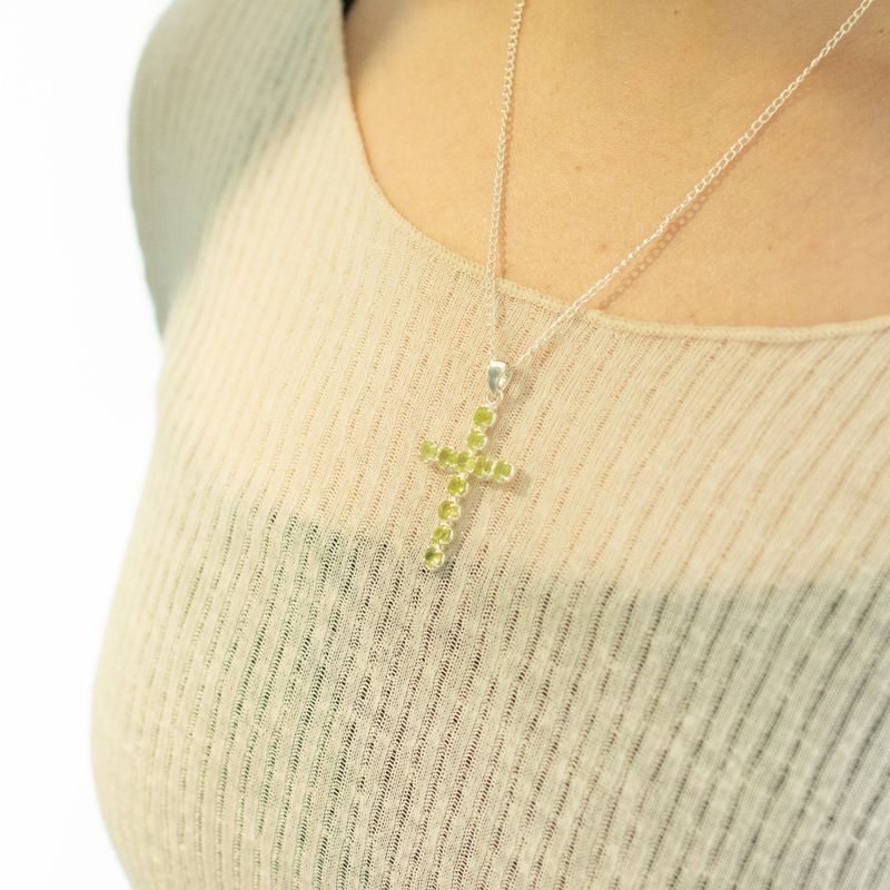 Indiskt Symbolhänge - Silverpläterat (45cm snöre) - Peridotkors