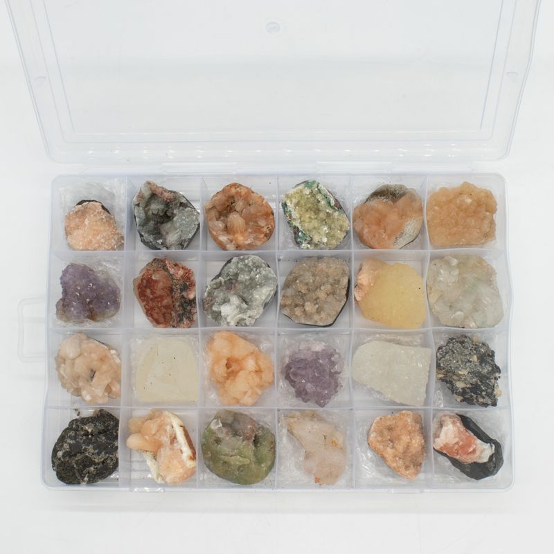 Mineralprover - 24 stycken blandade indiska zeoliter i en monter