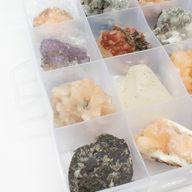 Mineralprover - 24 stycken blandade indiska zeoliter i en monter