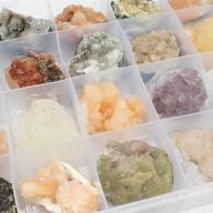 Mineralprover - 24 stycken blandade indiska zeoliter i en monter