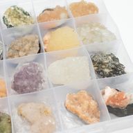Mineralprover - 24 stycken blandade indiska zeoliter i en monter