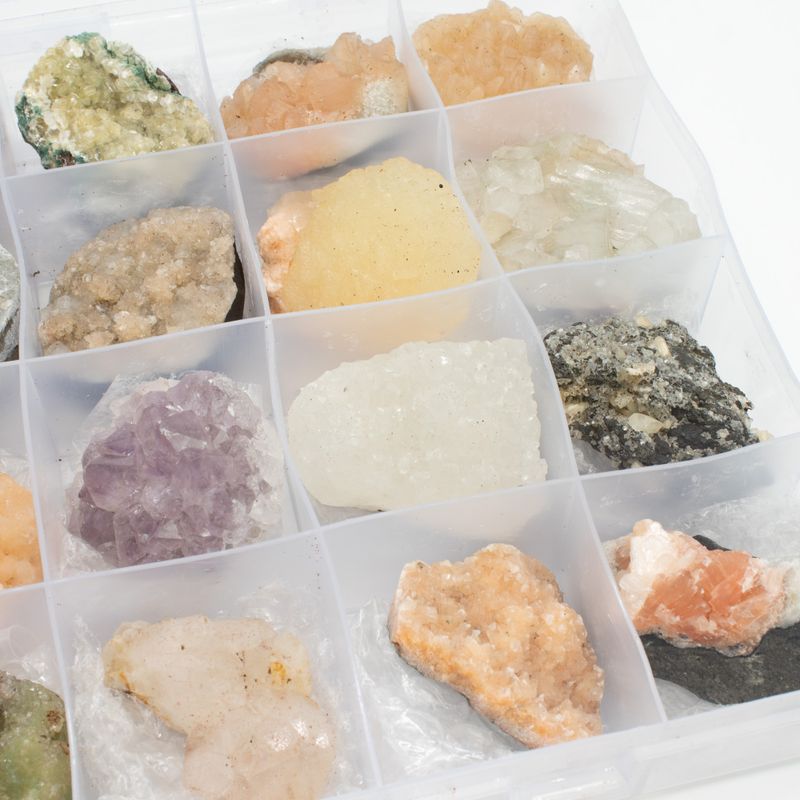 Mineralprover - 24 stycken blandade indiska zeoliter i en monter