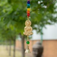 Indiska vindklockor - Buddha i mässing med chakrapärlor och klockor på en sträng - 53 cm