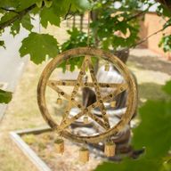 Indiska vindspel - järnpentagram med kosklockor - 25x49cm