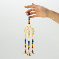 Indiska vindspel - mässing Livets träd med chakra-pärlor - 3 bjällror - 6,5×31 cm