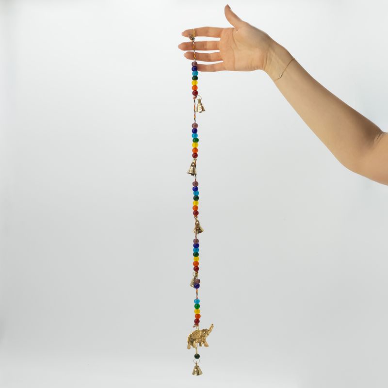 Indiska vindklockor - mässingelefant med chakra-pärlor och klockor på snöre - 53 cm