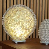 Boho havsskal-lampa - skuren konstskal - stor rund - 30 cm
