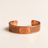 Solida koppararmband med gravyrer av affirmationer (blandade)