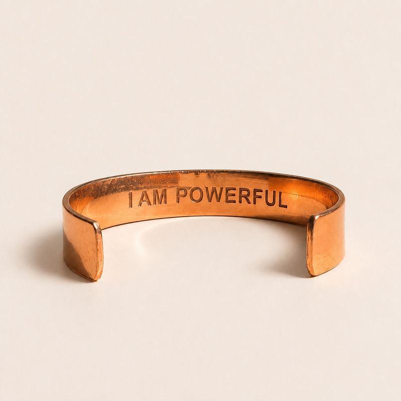 Solida koppararmband med gravyrer av affirmationer (blandade)