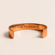 Solida koppararmband med gravyrer av affirmationer (blandade)