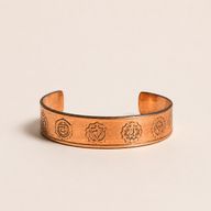Solida koppararmband med gravyrer av affirmationer (blandade)