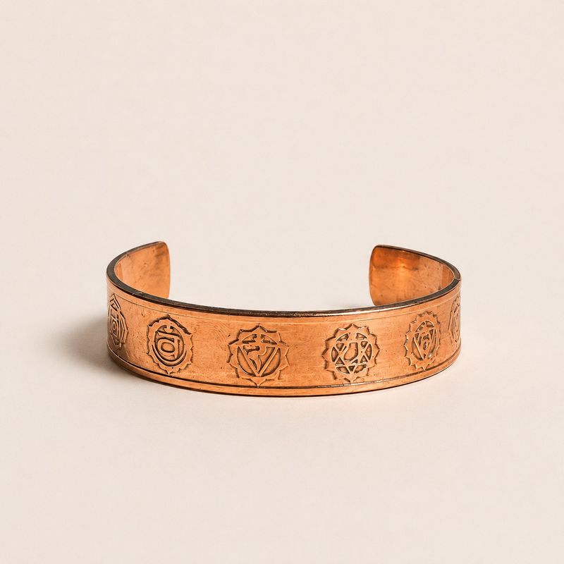 Solida koppararmband med gravyrer av affirmationer (blandade)