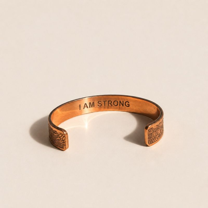 Solida koppararmband med gravyrer av affirmationer (blandade)