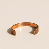 Solida koppararmband med gravyrer av affirmationer (blandade)