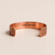 Solida koppararmband med gravyrer av affirmationer (blandade)