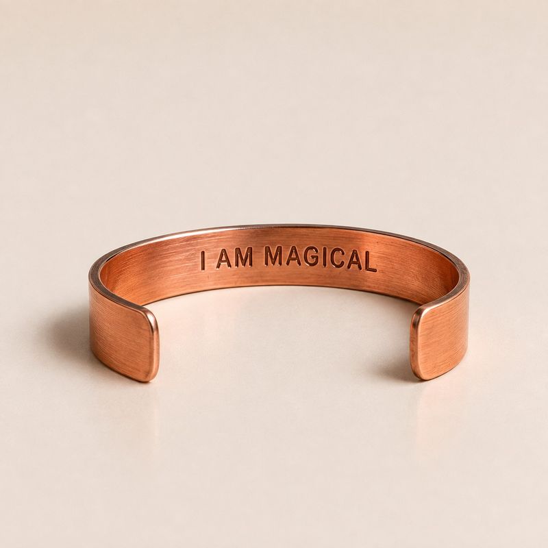 Solida koppararmband med gravyrer av affirmationer (blandade)