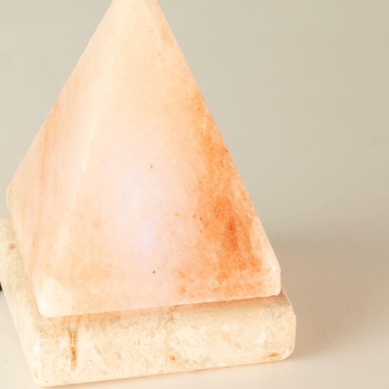 Kvalitets-USB-pyramidsaltlampa - 9 cm (multicolor)