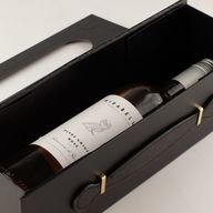 Plattförpackad presentask – vinlådesform (33,5 × 10 × 10,5 cm) – Svart