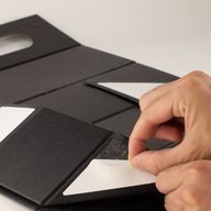 Plattförpackad presentask – vinlådesform (33,5 × 10 × 10,5 cm) – Svart