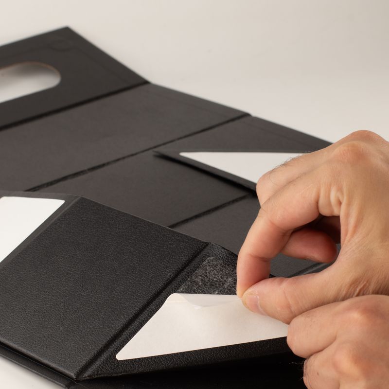 Plattförpackad presentask – vinlådesform (33,5 × 10 × 10,5 cm) – Svart