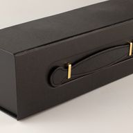 Plattförpackad presentask – vinlådesform (33,5 × 10 × 10,5 cm) – Svart