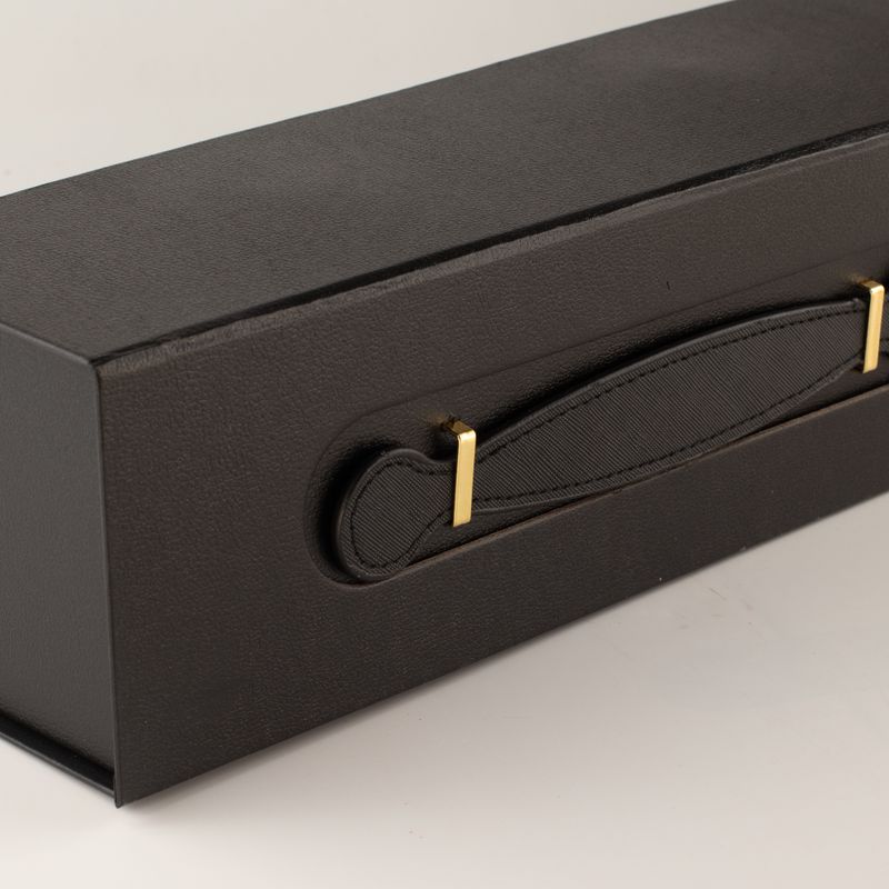 Plattförpackad presentask – vinlådesform (33,5 × 10 × 10,5 cm) – Svart