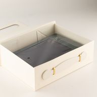 Plattförpackad presentask - Med presentkorg  (24x18.2x8cm) - Vit