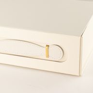 Plattförpackad presentask - Med presentkorg  (24x18.2x8cm) - Vit