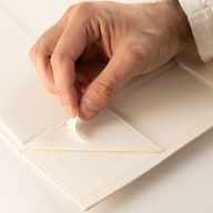 Plattförpackad presentask - Med presentkorg  (24x18.2x8cm) - Vit