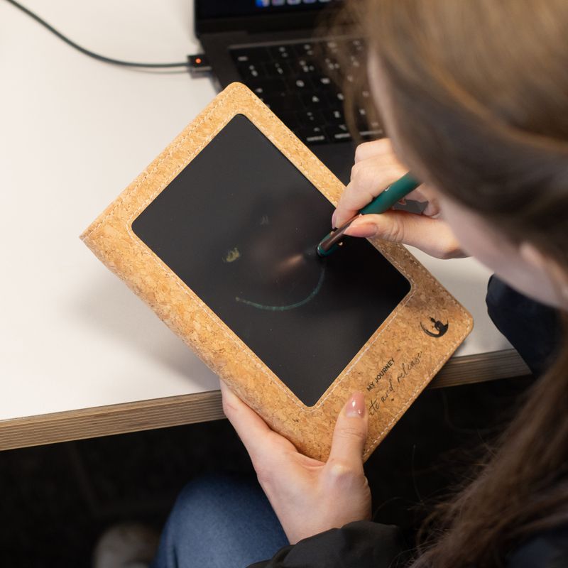 A5 Avsiktsanteckningsbok - LCD wipe-skärm - Röd läderimitation - 80 blad