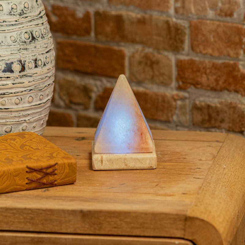 Kvalitets USB-pyramid-saltlampa - 9 cm (multi)