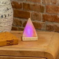 Kvalitets USB-pyramid-saltlampa - 9 cm (multi)