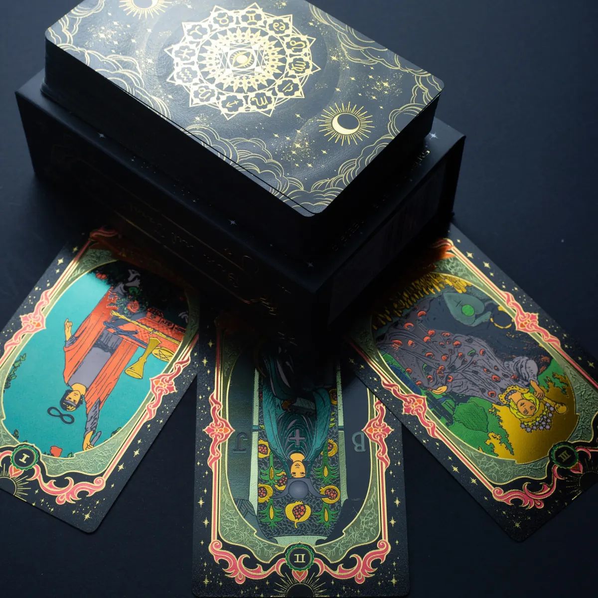 Tarotkortlek i handen