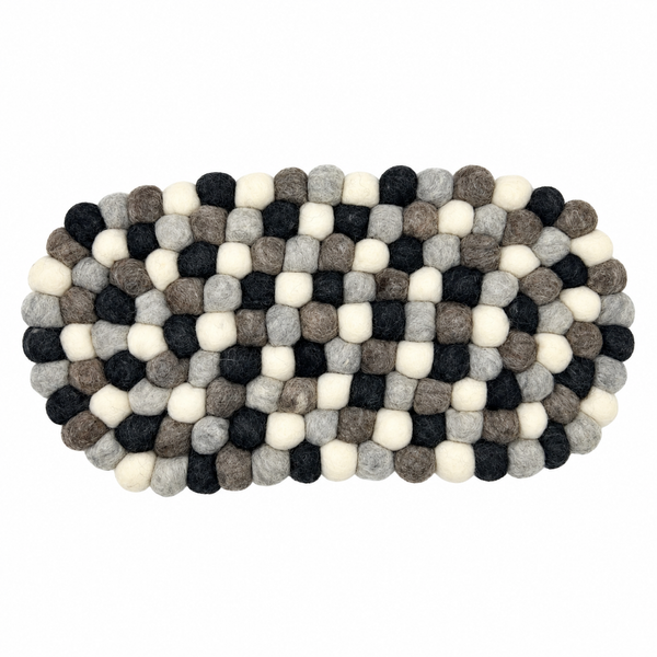 Oval Mittduk av Tovade Ullbollar - 38x18cm Multifärg i Gråtoner