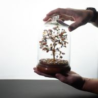 Ädelstenslandskap i glaskupa - Svart Turmalin & LED-belysning - 200 ädelstenschips