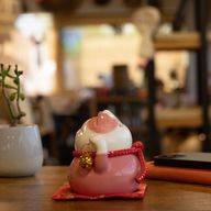 Keramisk Sparbössa Lyckokatt - Rosa på Kudde