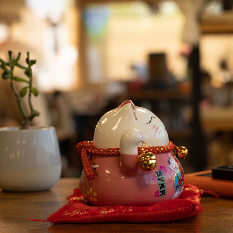 Keramisk Lyckokatt med Rörlig Hand - Rosa på Kudde (batteri ingår ej)
