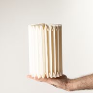 Skandinavisk veckad vägglampa i papper