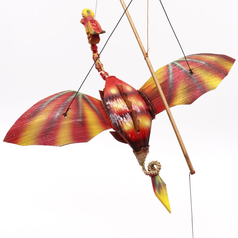 Röd Hängande Drake av Kokosnöt 37cm