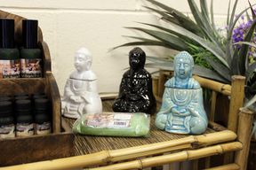 Sittande Buddha Oljebrännare - Vit