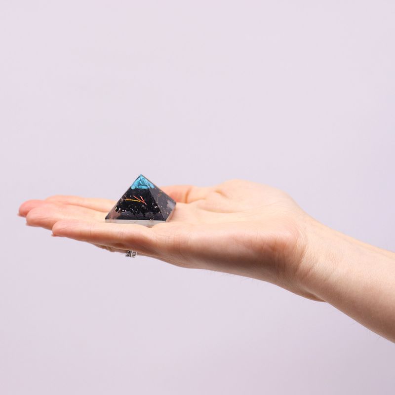 Pyramid av Orgonit 25mm - Ädelstenschips och Koppar