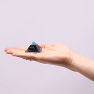 Pyramid av Orgonit 25mm - Ädelstenschips och Koppar