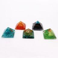 Pyramid av Orgonit 25mm - Ädelstenschips och Koppar