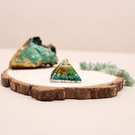 Pyramid av Orgonit 25mm - Ädelstenschips och Koppar