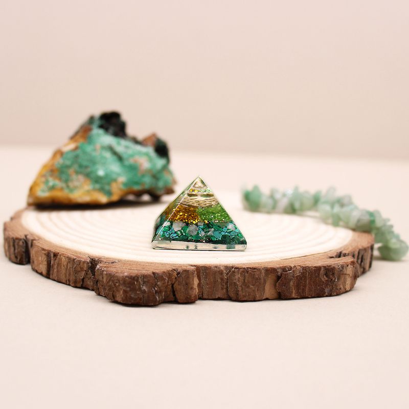 Pyramid av Orgonit 25mm - Ädelstenschips och Koppar